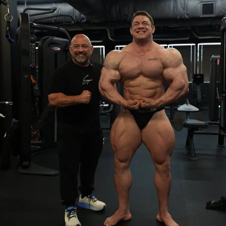 Joan Pradells posando en el gimnasio